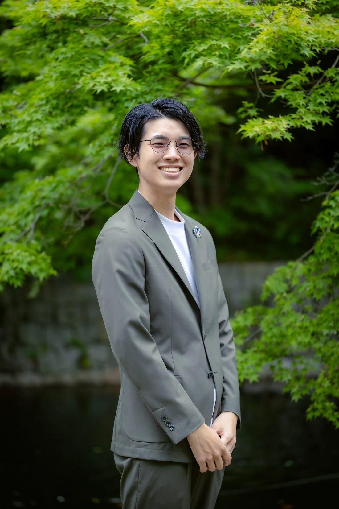 新緑の中で微笑む代表 村井泰志
