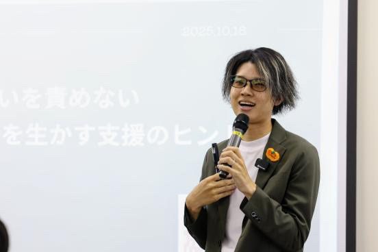 講演でマイクを持って話す代表