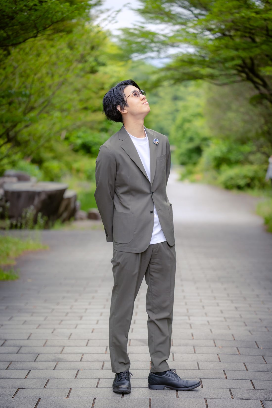 並木道を歩く代表