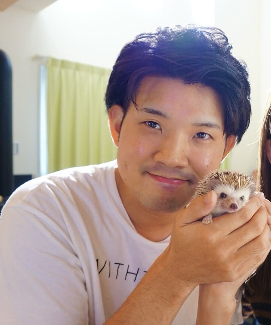 ハリネズミを抱く村井泰志