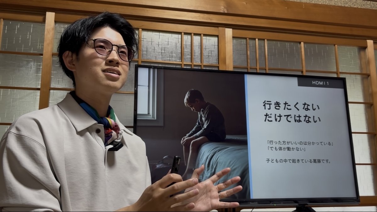 スライドを使って講義する様子