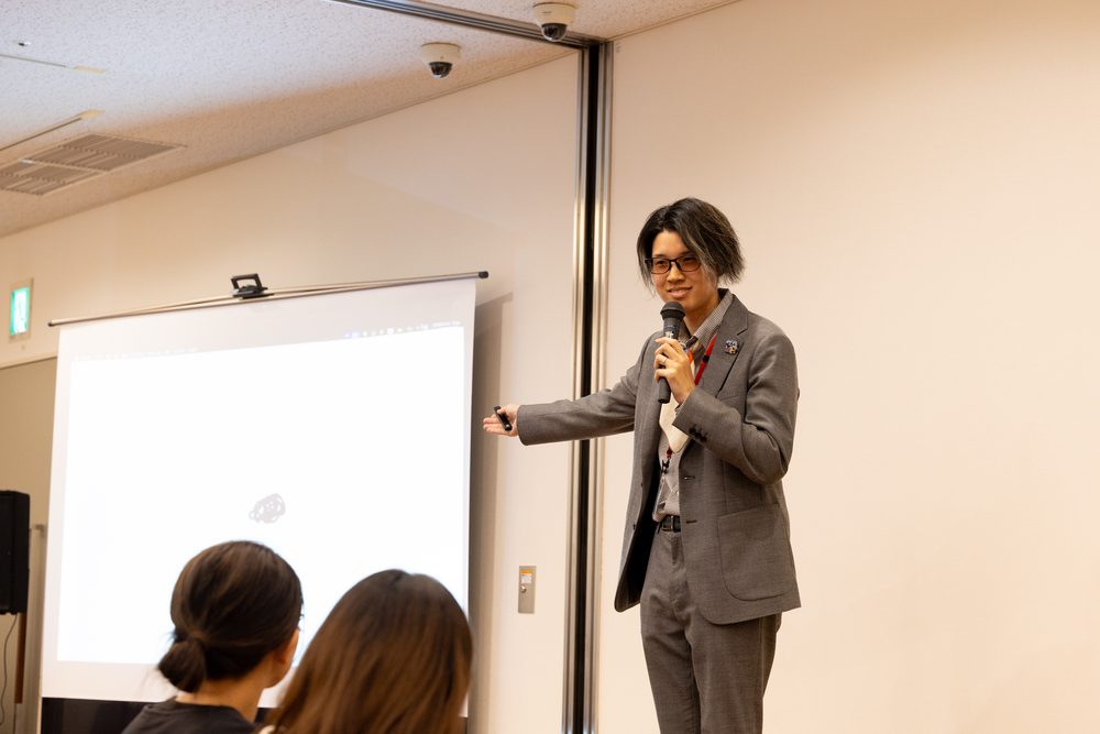 会場で登壇する様子