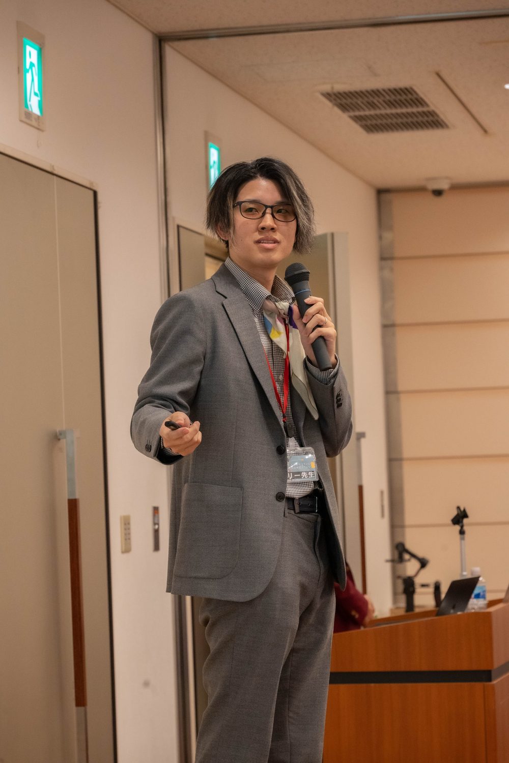 マイクを持って講演する様子